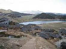 Vue lointaine d'une village ancien chinois reconstitué.