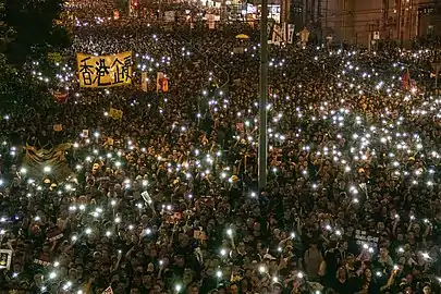 La manifestation continue après le coucher du soleil à Wan-Chai, près du chemin Johnston