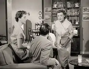 Avec Bette Davis (à d.) et Herb Vigran (de dos), dans La Star (1952)