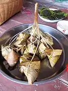 Zongzi tétraédriques utilisant des feuilles de canne à sucre en Australie.