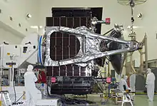 Vue des « ailes » repliées de Juno, dont l'une porte le magnétomètre.
