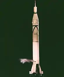 Photographie du Jupiter-C RS-29, renommé Juno I qui s'apprêtent à être lancer.