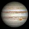 Vue de Jupiter et ses nuances de couleurs en parallèle allant du blanc au rouge.