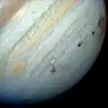 L'hémisphère sud de Jupiter est marqué de taches marron relativement alignées, correspondant aux impacts.
