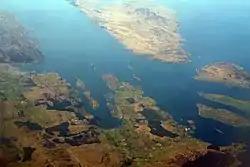 Photographie aérienne montrant, au fond, l'île de Jura ; à droite, celle de Scarba ; entre les deux, le détroit de Corryvreckan