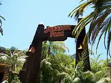 Entrée de l'attraction Jurassic World: The Ride à Los Angeles.