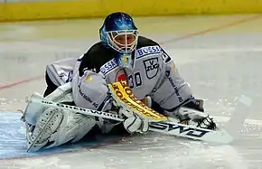 Jussi Markkanen, avec le maillot de l'EV Zoug, faisant des étirements.