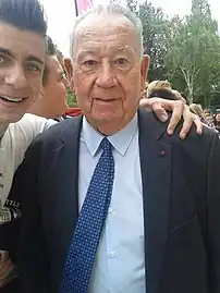 Just Fontaine avec un supporter le 5 septembre 2015 à Dijon lors d'un match caritatif opposant une sélection des meilleurs joueurs de l'Olympique lyonnais à une sélection de joueurs de l'Équipe de France.