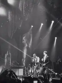 Description de l'image Justin Timberlake and Jay-Z singing Suit & Tie.jpg.
