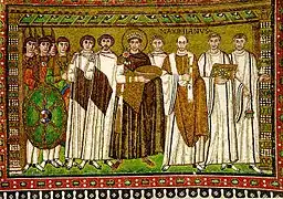 On retrouve le Chrisme, représenté sur le bouclier de la mosaïque byzantine de la basilique Saint-Vital de Ravenne.