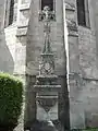 Croix sculptée derrière l'église.