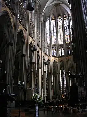Chœur (1248–1304) de la cathédrale de Cologne, gothique rayonnant (triforium avec fenêtres)