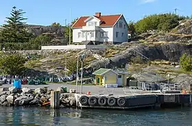 Maison typique sur la côte de l'île de Köpstadsö.