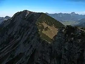 Vue du Kühgundkopf depuis l'Iseler (au fond, la vallée de Tannheim (de) et les Tannheimer Berge)