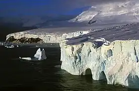 Une partie côtière de l'île Pierre Ier.