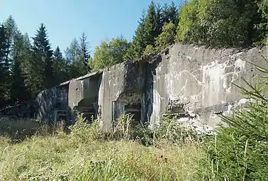 Bloc K-S 43 : les trois créneaux de l'ouvrage de l'Adam (cs) (Adamsberg pour les Allemands), une casemate d'artillerie pour trois obusiers.