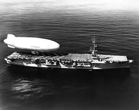 Un classe K posé sur le pont d'envol de l'USS Sicily en avril 1949.