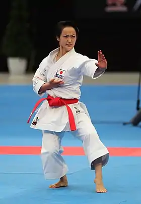 La karatéka Kiyou Shimizu effectuant la technique shuto-uke, que l'on retrouve à 4 reprises à la fin du kata Heian Shodan (la posture de jambes est cependant différente : neko-ashi-dashi sur la photo, au lieu de kokutsu-dachi).