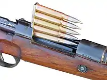 Mauser K98K avec une chargette de balles chemisées Mauser 7,92 × 57 mm.