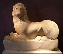 Lion de la porte sacrée, vers 590–580 av. J.-C. musée archéologique du Céramique, Athènes.
