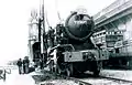 Une ancienne locomotive WD Austerity 2-8-0 de l'armée britannique livrée à Hong Kong en 1947 pour la section britannique de la ligne Kowloon-Canton. La tour de l'horloge est visible en arrière-plan.