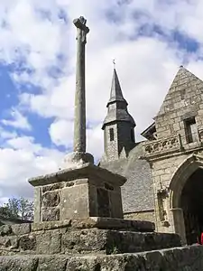 L'église, le clocher, le calvaire, le porche.