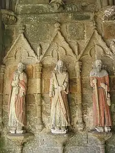 Statues du porche dont celles de saint André avec sa croix et de saint Pierre avec les clefs du paradis.