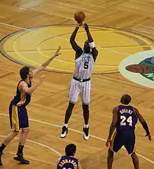 Garnett tire en extension lors du deuxième match de la série.