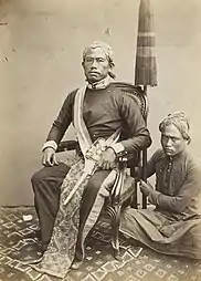Le régent de Bandung avec son porteur de parasol (entre 1863 et 1865).