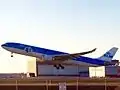 Un Airbus A330-300 de KLM-Royal Dutch Airlines, vol KL672, au décollage sur la piste 06R-24L.