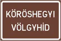 Panneau d'indication "Viadukt Kőröshegy" avec la longueur (en hongrois: Kőröshegyi völgyhíd)