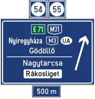 Panneau d'avertissement de sortie d'autoroute à 500 mètres sans affectation de voies (numéro et nom de la sortie)