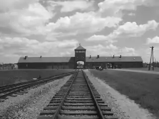 Une des entrées du camp de concentration et d'extermination d'Auschwitz.