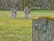 image représentant trois tombes en hommage aux Juifs morts.