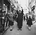 Femmes rasées et défilé dans les rues de collaborateurs ou membres du NSB (Dutch national socialist party), Pays-Bas, 11 avril 1945.