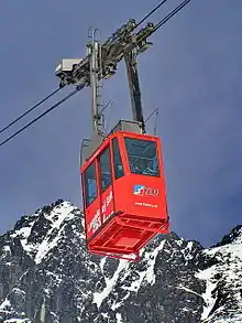 Cabine rouge du téléphérique entre le Skalnaté Pleso et le sommet du Lomnický štít