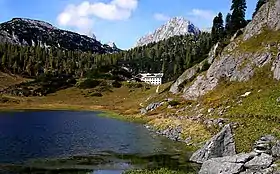 Vue du lac Funten avec le Kärlingerhaus, derrière le Schneiber.