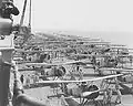 Opération aériennes sur le Kaga en 1937: sur le pont des Nakajima A2N, Aichi D1A, et Mitsubishi B2M.