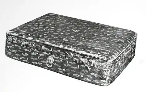 Boîte, v. 900. Décor en maki-e: animaux marins (poissons, oiseaux, tortues) en or, et vagues en argent. L. 39 cm. Kyoto, Tō-ji.