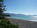 Vue de la plage et de la chaîne de Kaikoura Seaward à partir de Kaikoura