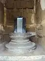Le lingam dans la cella au centre du sanctuaire. Au fond: Somaskanda : Shiva, accompagné de la Déesse et de son fils, Skanda : une allégorie de la famille royale