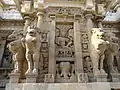 Mur sud de la chapelle centrale, face Sud. Dakshinamurti, Shiva maître de la science védique, sous le figuier des banians qui pousse sur le mont Kailash