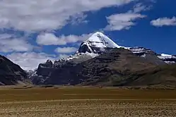 Le mont Kailash vu de la plaine de Barkha.