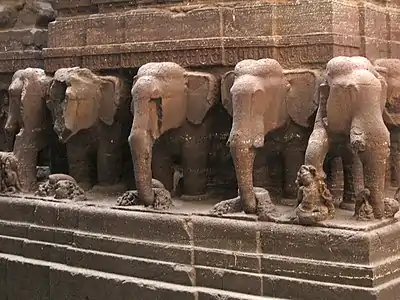 Les éléphants sur la base.