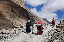 Pèlerins tibétains vers le début de la kora dans la vallée d'Amitābha.