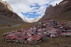 « Mur mani » au bord du chemin.