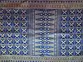 Le Songket Minangkabau de couleur bleu océan profond avec une combinaison de motifs entre pucuak rabuang (pousses de bambou) et kriss (poignard traditionnel indonésien) symbolise le nouvel espoir et la force des indigènes de la île de Sumatra.