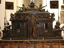Cénotaphe de l'empereur Louis Ier, dans la cathédrale Notre-Dame (Frauenkirche) de Munich, construit en 1622 ; au premier plan, une statue d'Albert V.