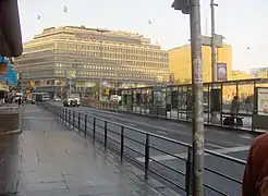 La rue Kaivokatu devant la gare centrale.