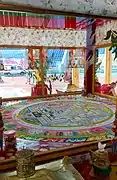 Kalachakra mandala dans un pavillon de verre spécial. Les pèlerins bouddhistes contournent le pavillon trois fois dans le sens des aiguilles d'une montre. Buryatiya, le 16 juillet 2019